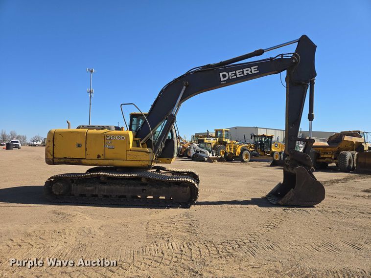 image for item EB1420 2007 John Deere 200D excavator
