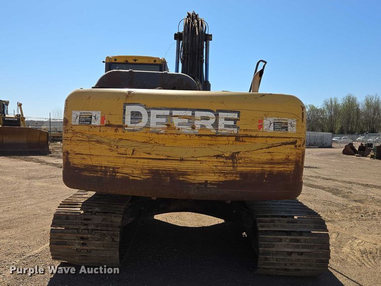 image for item EB1420 2007 John Deere 200D excavator