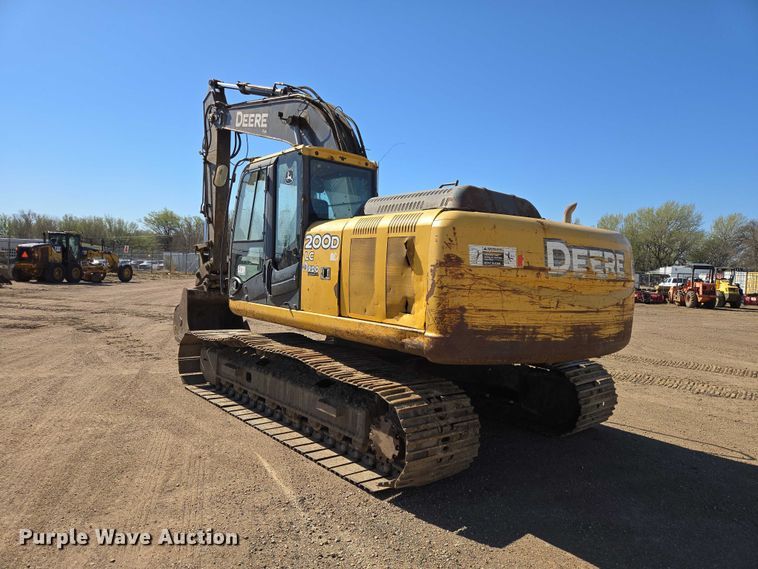 image for item EB1420 2007 John Deere 200D excavator