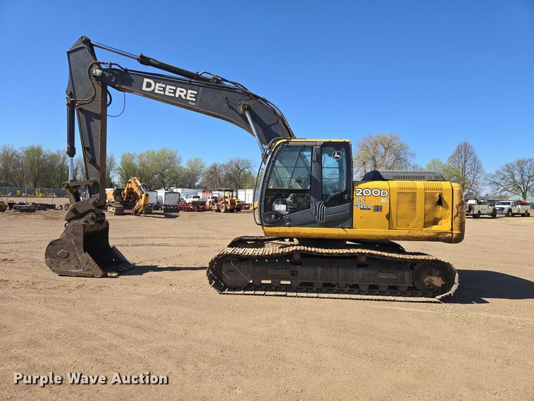 image for item EB1420 2007 John Deere 200D excavator