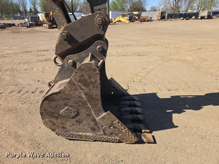image for item EB1420 2007 John Deere 200D excavator