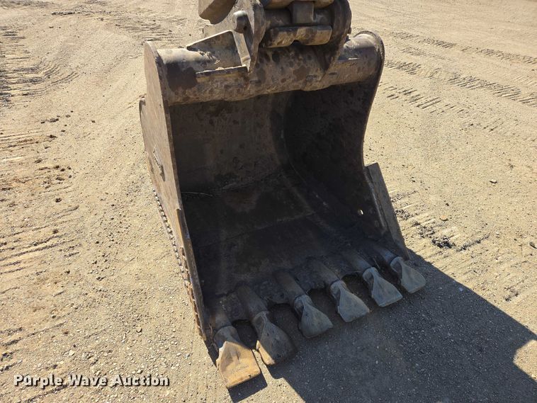 image for item EB1420 2007 John Deere 200D excavator