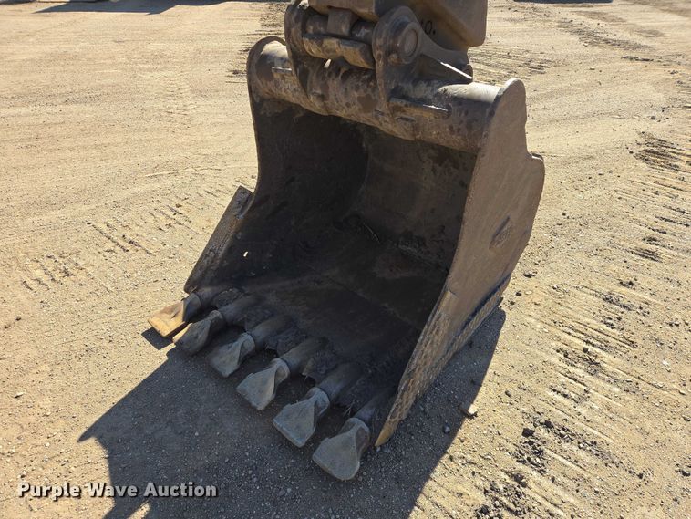 image for item EB1420 2007 John Deere 200D excavator