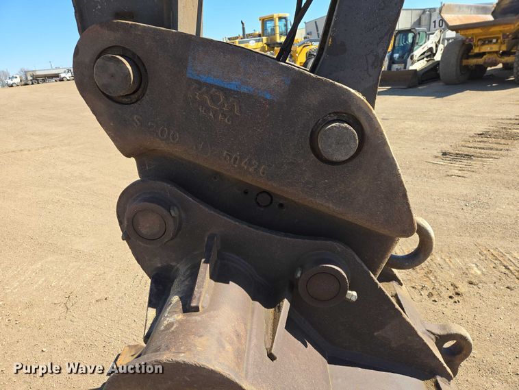 image for item EB1420 2007 John Deere 200D excavator
