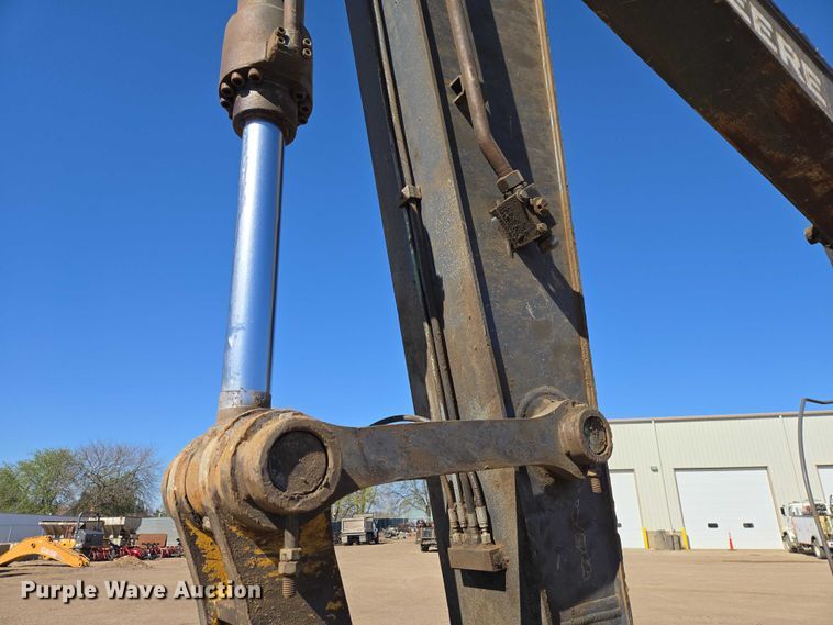 image for item EB1420 2007 John Deere 200D excavator