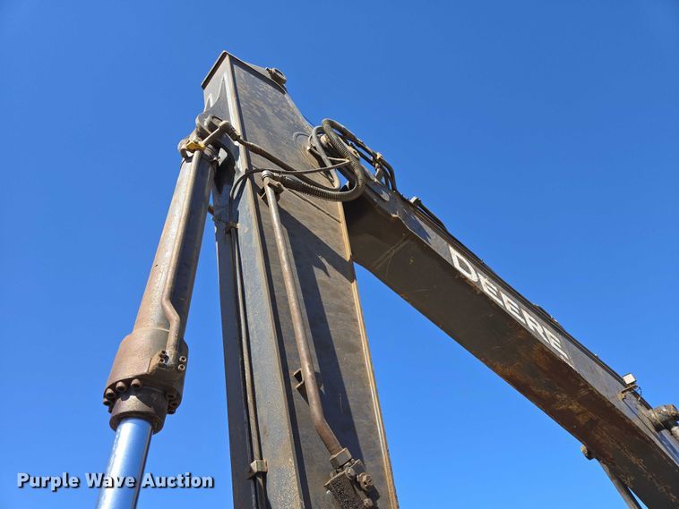 image for item EB1420 2007 John Deere 200D excavator