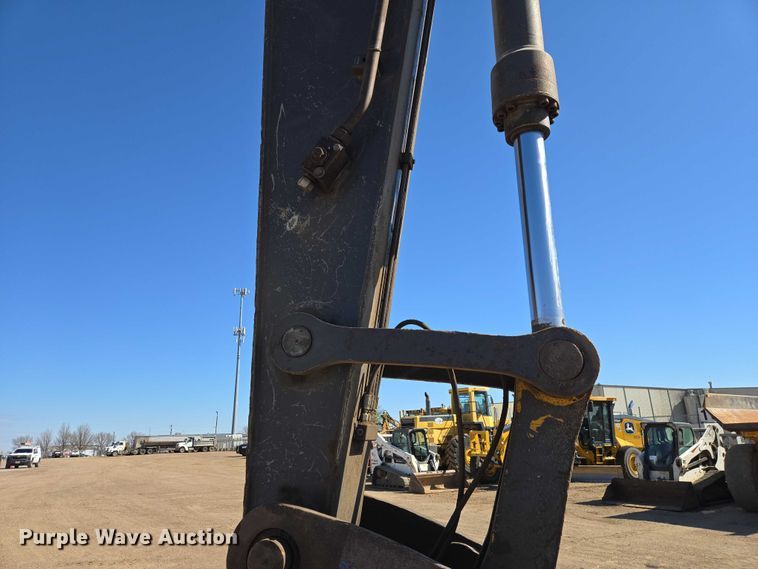 image for item EB1420 2007 John Deere 200D excavator