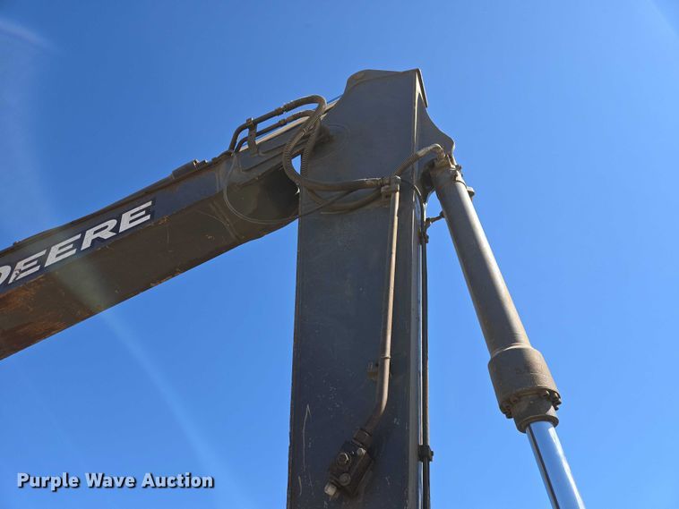 image for item EB1420 2007 John Deere 200D excavator