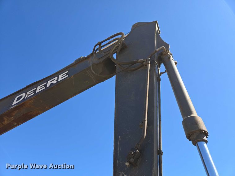 image for item EB1420 2007 John Deere 200D excavator