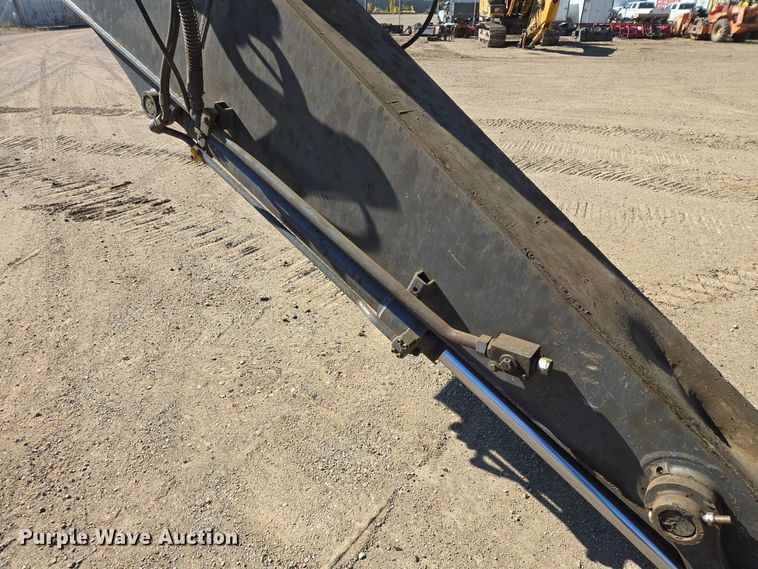 image for item EB1420 2007 John Deere 200D excavator