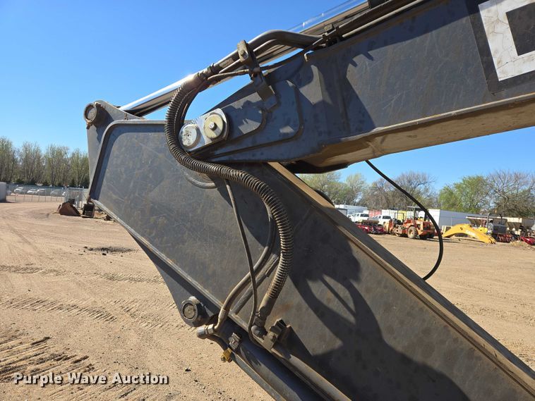 image for item EB1420 2007 John Deere 200D excavator