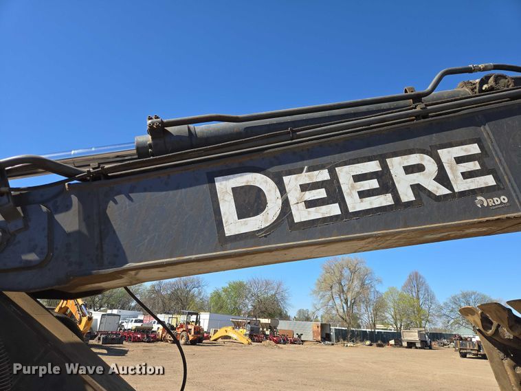 image for item EB1420 2007 John Deere 200D excavator