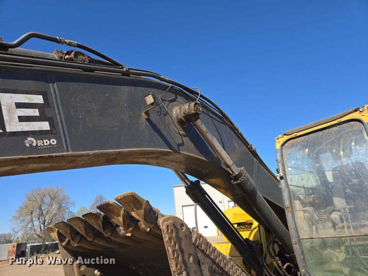 image for item EB1420 2007 John Deere 200D excavator