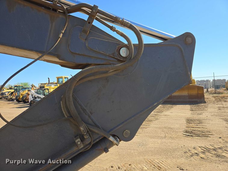 image for item EB1420 2007 John Deere 200D excavator