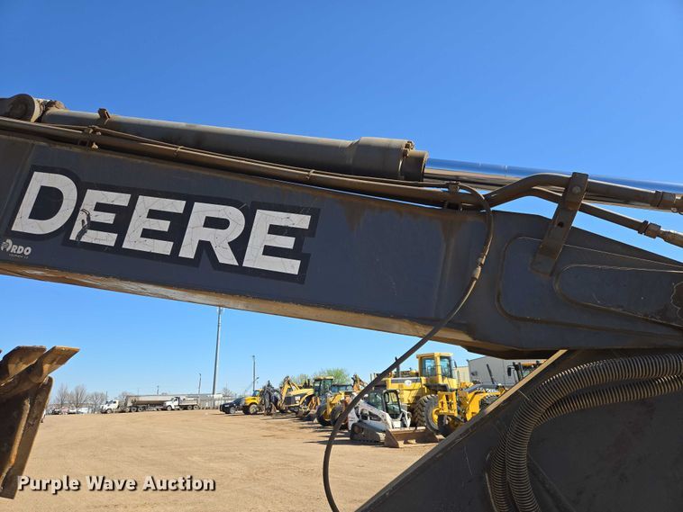 image for item EB1420 2007 John Deere 200D excavator
