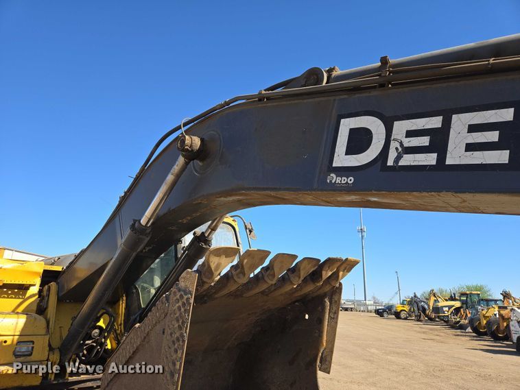 image for item EB1420 2007 John Deere 200D excavator