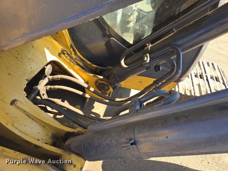 image for item EB1420 2007 John Deere 200D excavator