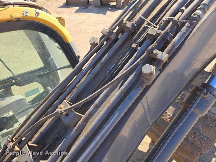 image for item EB1420 2007 John Deere 200D excavator
