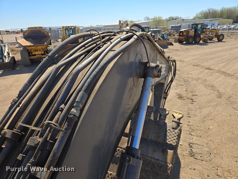 image for item EB1420 2007 John Deere 200D excavator