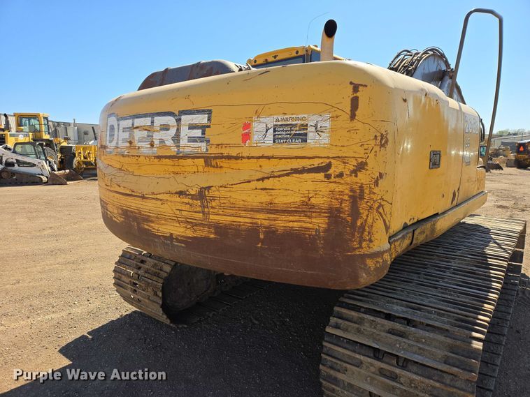 image for item EB1420 2007 John Deere 200D excavator