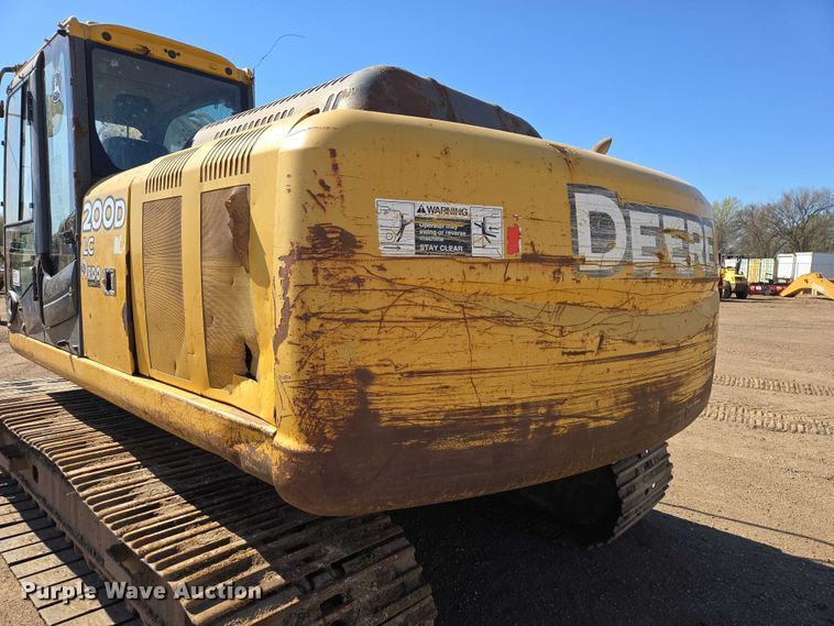 image for item EB1420 2007 John Deere 200D excavator