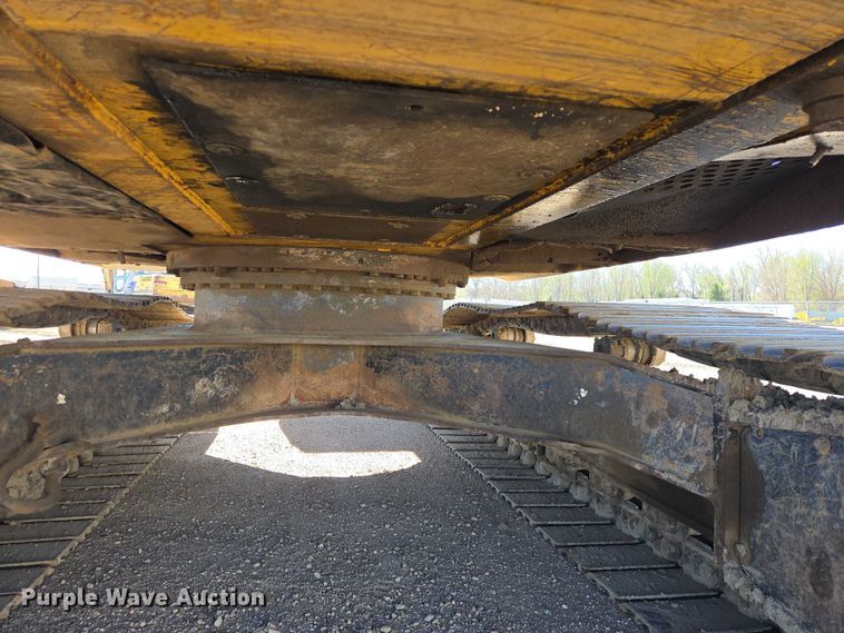 image for item EB1420 2007 John Deere 200D excavator