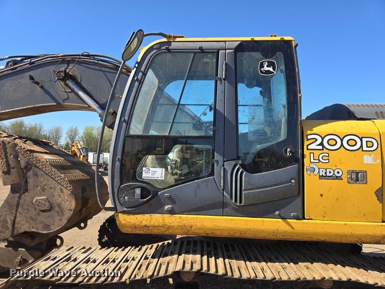 image for item EB1420 2007 John Deere 200D excavator