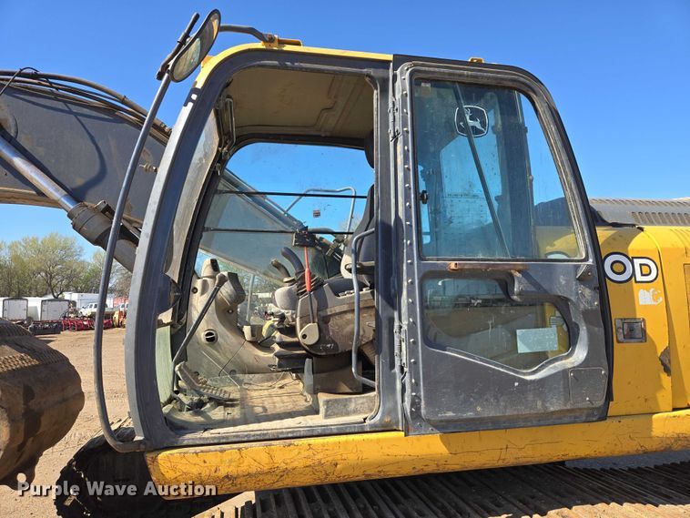 image for item EB1420 2007 John Deere 200D excavator