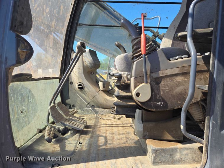 image for item EB1420 2007 John Deere 200D excavator