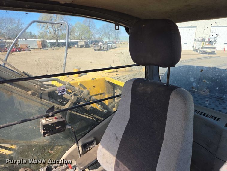 image for item EB1420 2007 John Deere 200D excavator