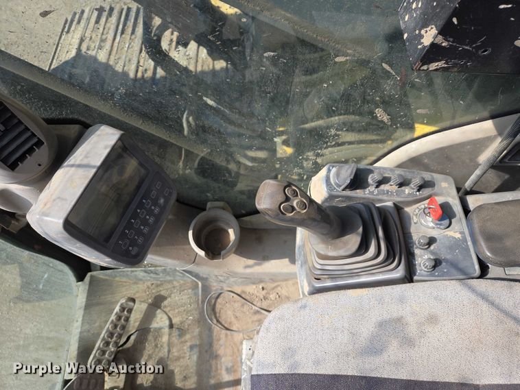 image for item EB1420 2007 John Deere 200D excavator