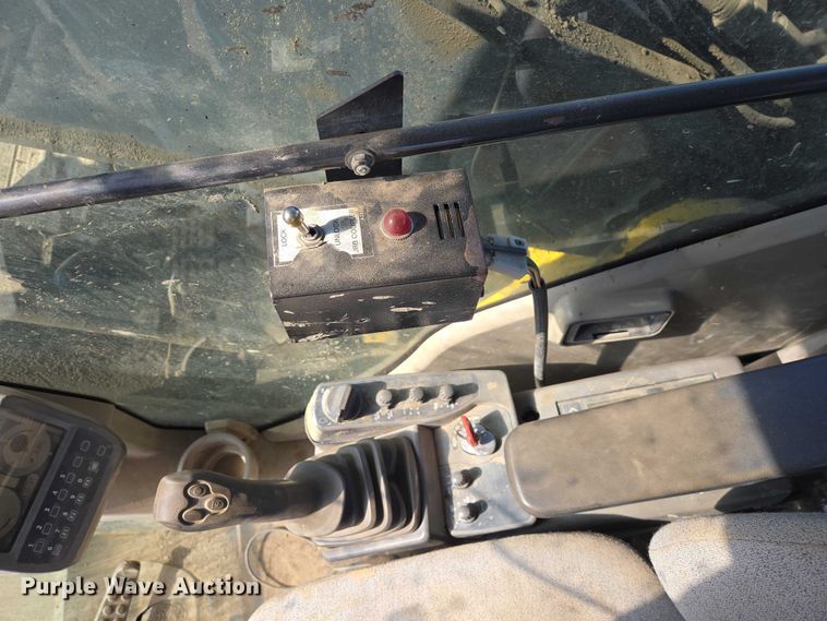 image for item EB1420 2007 John Deere 200D excavator