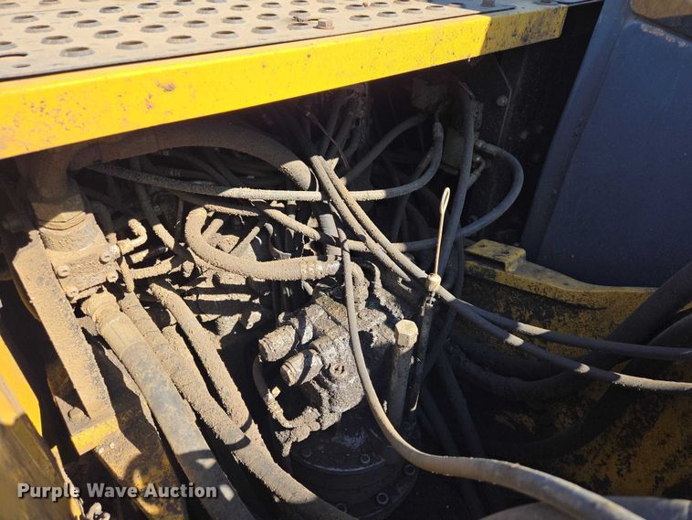 image for item EB1420 2007 John Deere 200D excavator