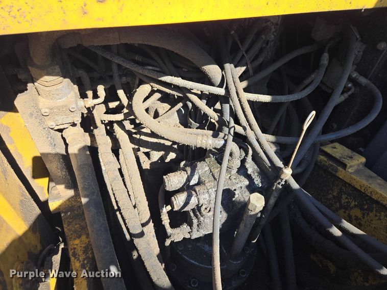 image for item EB1420 2007 John Deere 200D excavator