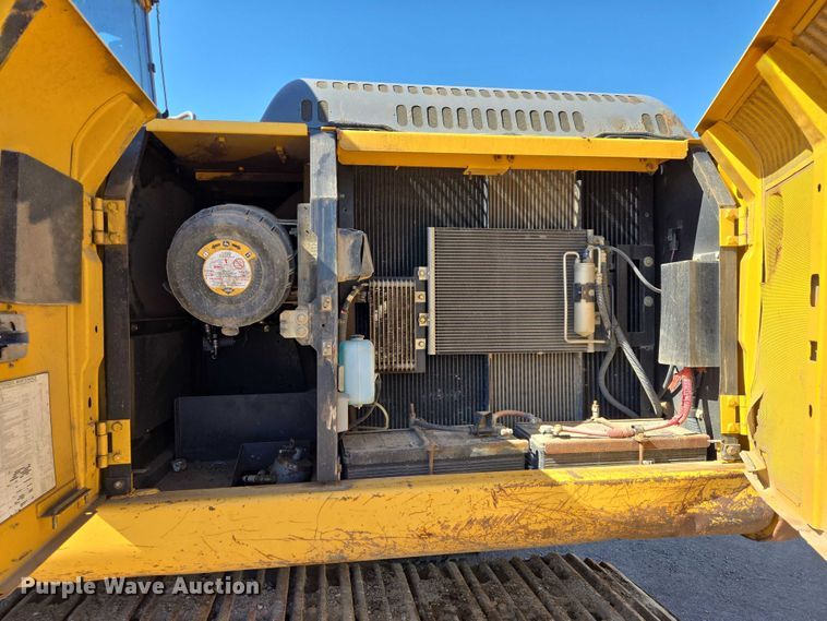 image for item EB1420 2007 John Deere 200D excavator