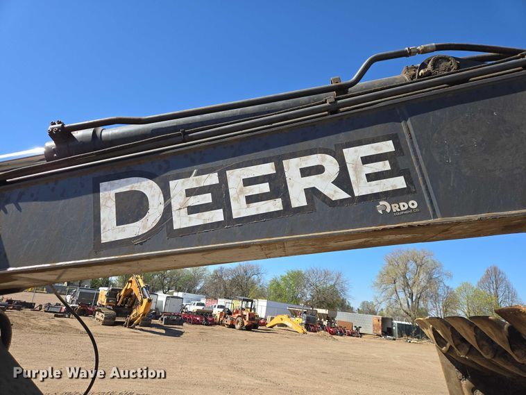image for item EB1420 2007 John Deere 200D excavator