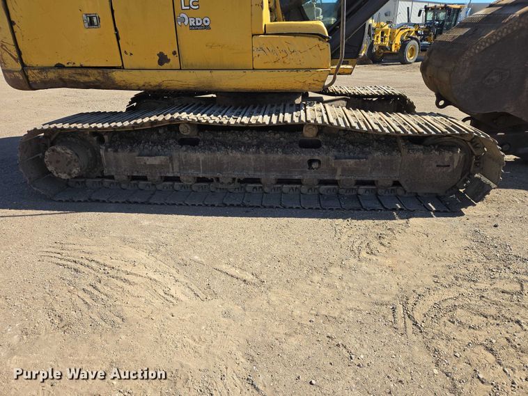 image for item EB1420 2007 John Deere 200D excavator