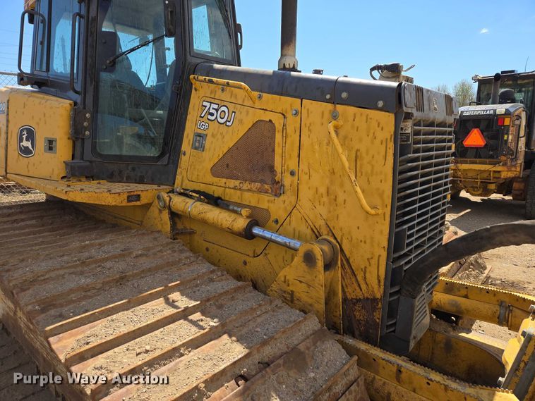 image for item EB1422 2006 John Deere 750J LGP dozer