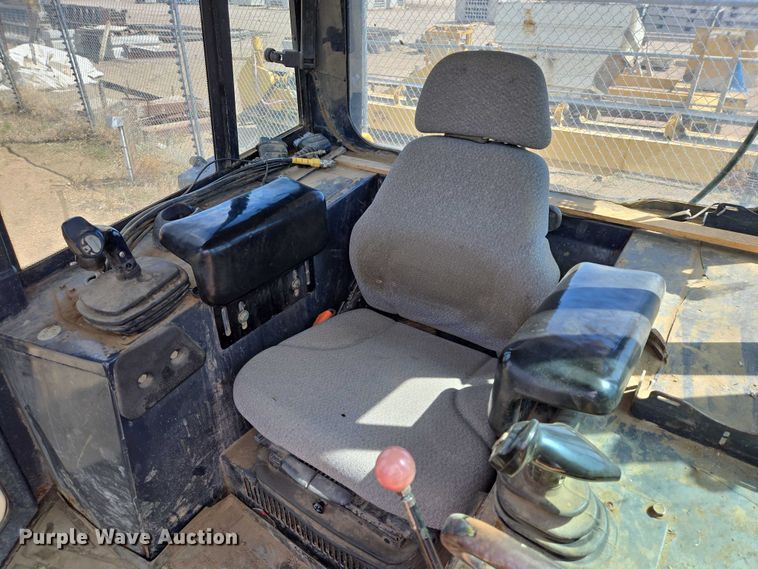 image for item EB1422 2006 John Deere 750J LGP dozer