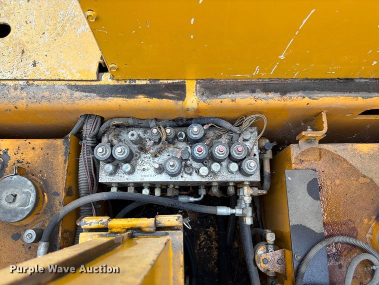 image for item EC8173 1999 Blaw-Knox PF-5510 paver