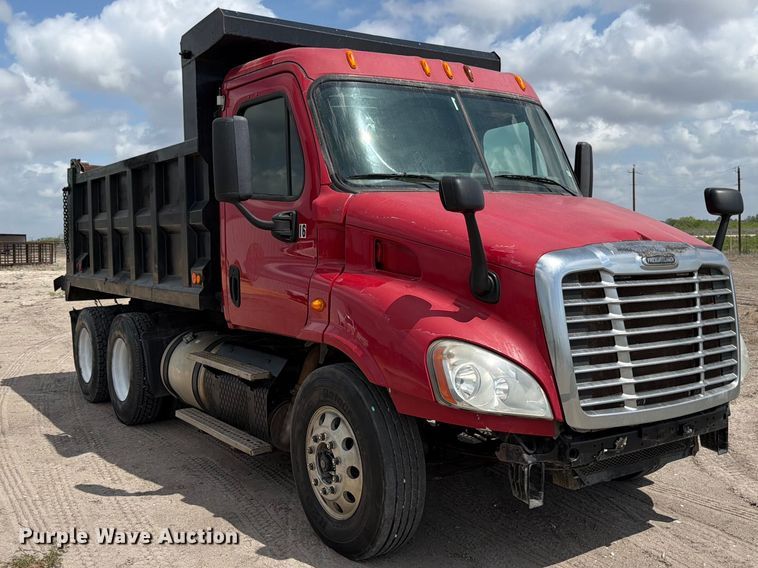 image for item ED5204 2013 Freightliner Cascadia dump truck