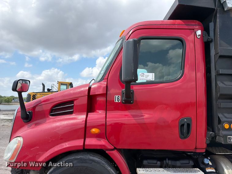 image for item ED5204 2013 Freightliner Cascadia dump truck