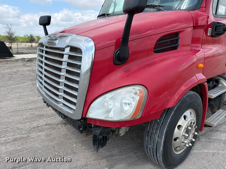 image for item ED5204 2013 Freightliner Cascadia dump truck