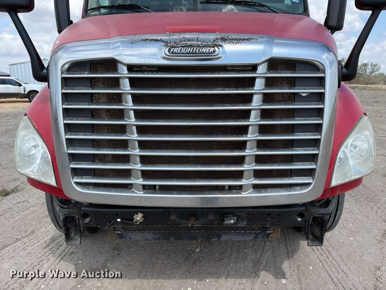 image for item ED5204 2013 Freightliner Cascadia dump truck