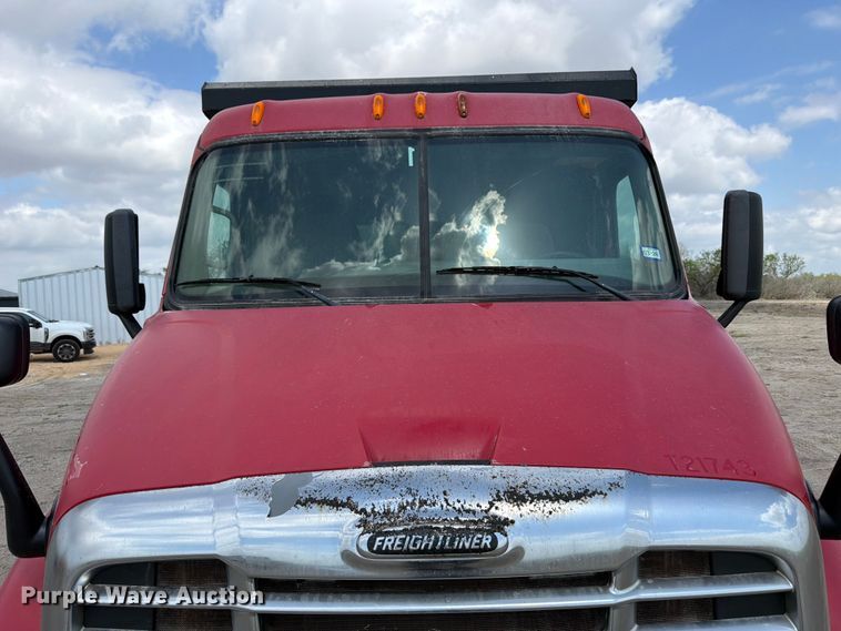 image for item ED5204 2013 Freightliner Cascadia dump truck