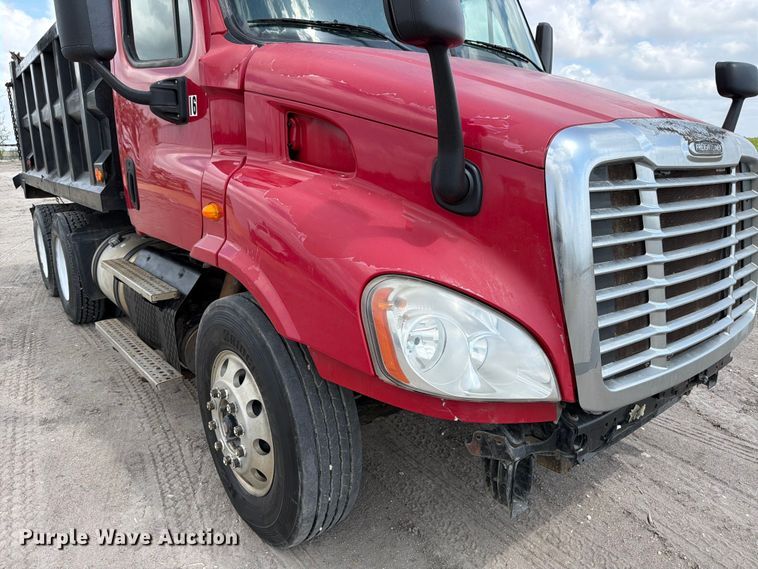 image for item ED5204 2013 Freightliner Cascadia dump truck