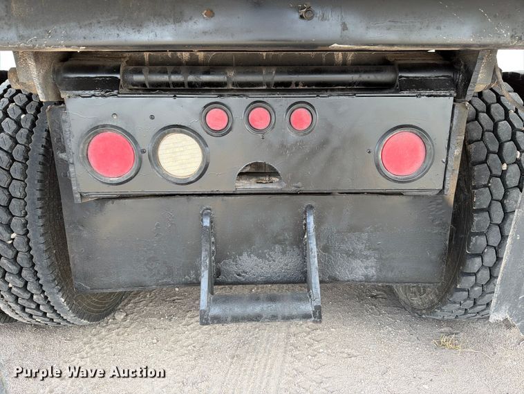 image for item ED5204 2013 Freightliner Cascadia dump truck