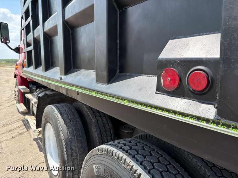 image for item ED5204 2013 Freightliner Cascadia dump truck