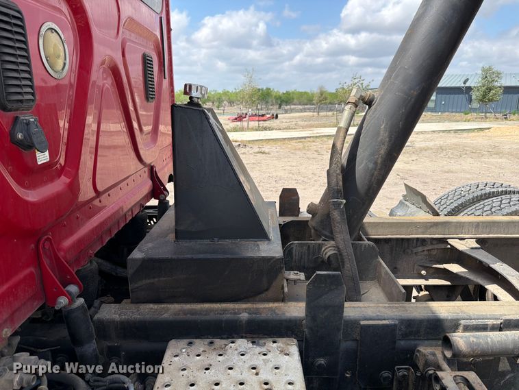 image for item ED5204 2013 Freightliner Cascadia dump truck