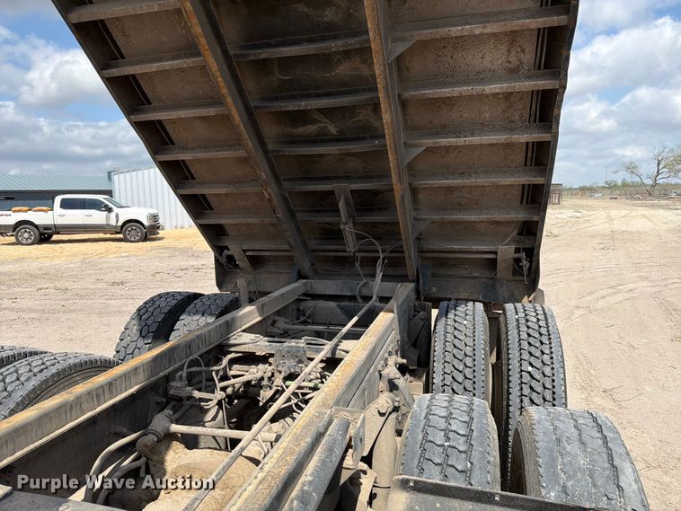 image for item ED5204 2013 Freightliner Cascadia dump truck